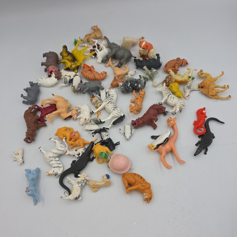 Lot of 60 Vintage Miniature Plastic animals Farm Zoo Ocean Camel Lion Pig